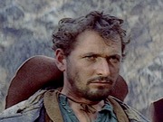 Slavko Pantelić (v zelené košili) ve filmu Poklad na Stříbrném jezeře.