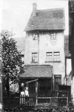 Rodný dům Karla Maye zezadu. Za plotem stojí Mayova neteř, paní Beyerová. | fotografie převzata z Karl-May-Gesellschaft e.V.